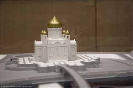 Un model al templului lui Hristos Mântuitorul cu mâinile sale