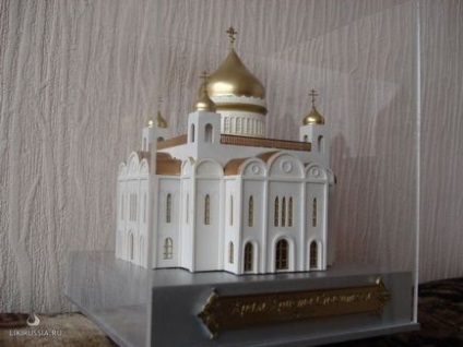 Un model al templului lui Hristos Mântuitorul cu mâinile sale