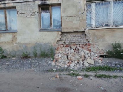 Ne este teamă să trăim aici în casa nr. 2 pe strada Kalinin, în zidul prăbușit de vultur, dar casa nu recunoaște