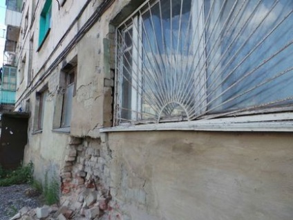 Félünk itt élnek a házban №2 szóló kalinini Street Eagle összeomlott fal, de a ház nem ismeri