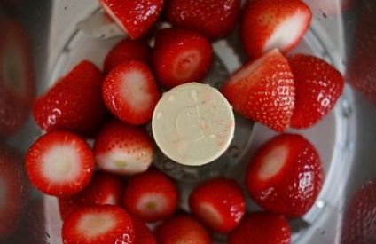 Milkshake cu căpșuni într-un blender - rețetă cu o fotografie