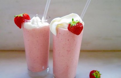 Молочний коктейль з полуницею в блендері - рецепт з фото