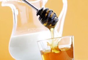Lapte de tuse pentru copii - rețete cu sifon, miere și unt