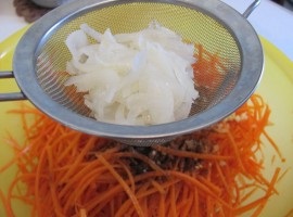 Sárgarépa koreai fűszerekkel - a recept egy fotó