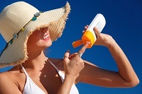 Puteți să faceți plajă cu herpes la soare și să mergeți la solar