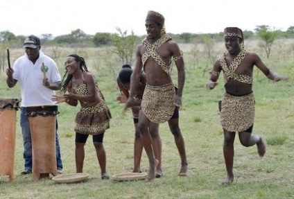 O nuntă neobișnuită în Zimbabwe, în stilul safari africane, apărător curajos