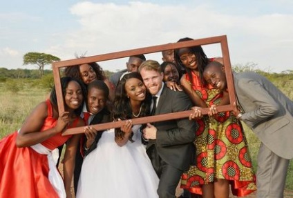 O nuntă neobișnuită în Zimbabwe, în stilul safari africane, apărător curajos
