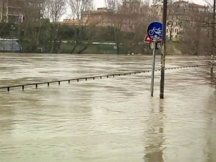 Prognoza meteorologică neplăcută a Europei în Roma, un nivel periculos de apă în tiber, britanicii se mișcă de la ciclon -