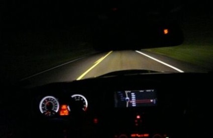 Nuanțele unei mașini de conducere pe timp de noapte