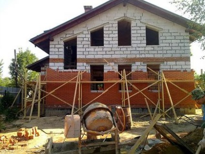 Cu fața la casa de beton cu tehnologie cărămidă cu izolație, metode