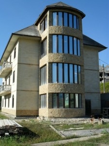 Облицювання будинку ка фасаду будинку дагестанським каменем