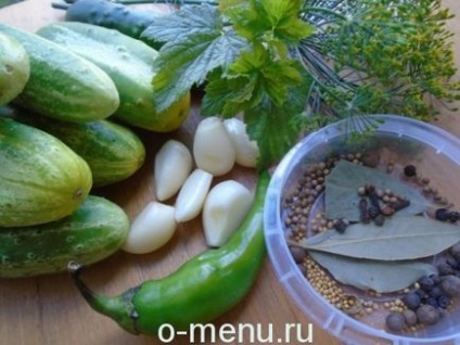 Castraveți cu rețetă de semințe de muștar pentru iarnă sub capacele de fier, mâncare pe masă