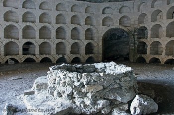 Pihenés a falu Novy Svet (Krím), idegenvezető (fény) Pihenés a falu Novy Svet (Krím), egy idegenvezető-