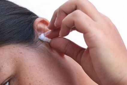 Чому болить вухо, що робити і чим допомогти собі