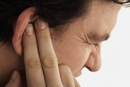 Чому болить вухо, що робити і чим допомогти собі