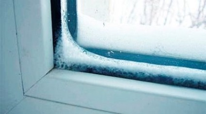 De ce ferestrele de pe balcon sunt înghețate