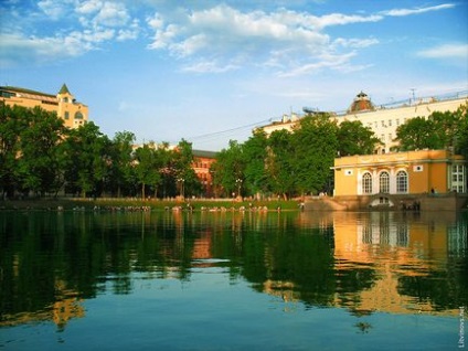 Слідами Берліоза лава Воланда і рейки на Бронній