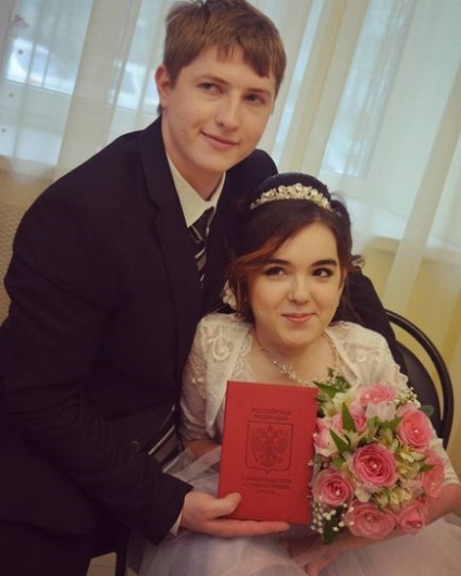 Asociat într-un scaun cu rotile, o femeie din Rostov sa căsătorit cu un bărbat frumos după o romantică virtuală