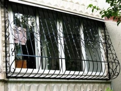 Grile de pe balcon cu vedere la propriile mâini, instalatii video, fotografie