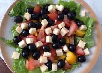 Rețete de salate grecești cu brânzeturi diferite