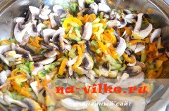 Rizstészta (Funchoza) zöldségek és gombák