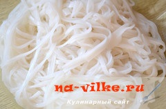 Tăiței de orez (fuchsa) cu legume și șampițe