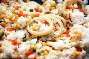 Рис з кальмарами і овочами