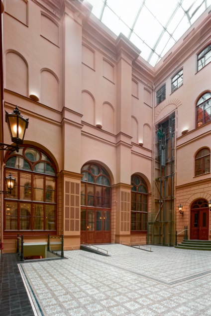 Bursa din Riga - de la cotații la art