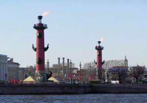 Coloanele Rostral - ghid gratuit pentru Sankt-Petersburg