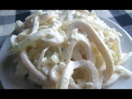 Saláta tintahal és a tojás uborka és hagyma (vöröshagyma) Squid saláta tojással és uborkával és hagymával
