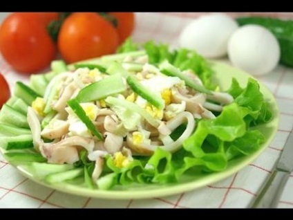 Saláta tintahal és a tojás uborka, hagyma (saláta) Squid saláta tojással és uborkával és hagymával