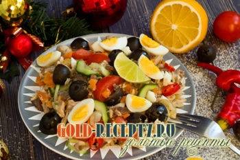 Salată din pește conservat cu castraveți, roșii și măsline