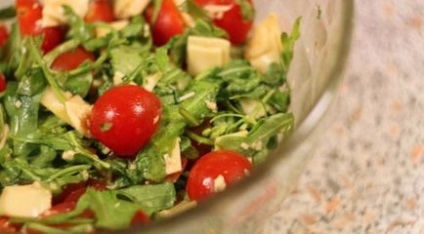 Salată de salată, roșii de cireșe și mozzarella