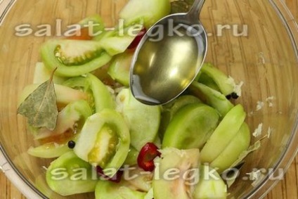 Salată de roșii verzi - picant cu usturoi și piper fierbinte pentru iarnă