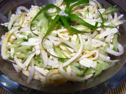 Salată cu castraveți squid și ouă și ceapă