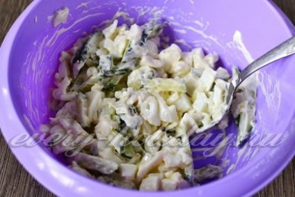Салат з кальмаром огірком і яйцем і цибулею