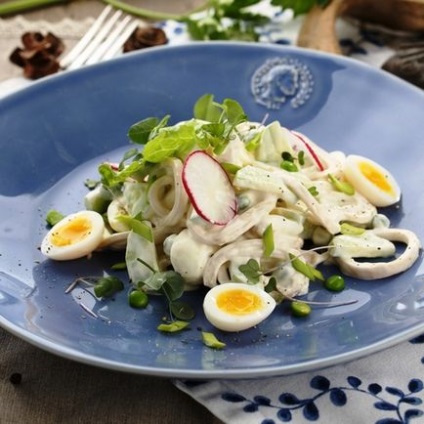 Salată cu castraveți squid și ouă și ceapă