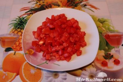 Salată cu bastoane de crab și roșii 