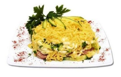 Salată cu șuncă, castraveți și brânză - ușoară și consistentă