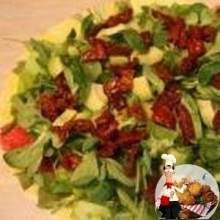 Salată cu roșii uscate și avocado