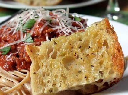 Rețeta cea mai delicioasă pentru toastul de usturoi italian