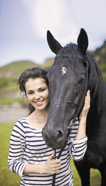 Sati Casanova, amikor leszálltam a lovat, én testtartás hasonlított járás egy tapasztalt cowboy