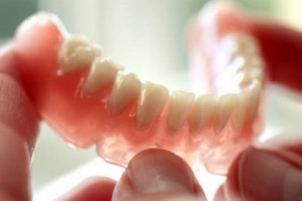 Знімні зубні протези - які краще вибрати і чому