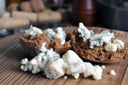 Brânză cu mucegai, combinație și pâine prăjită, lingură!