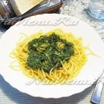 Spaghete cu pesto, măsline și roșii de cireșe