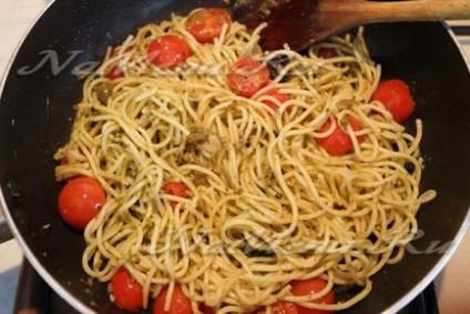 Спагеті з песто, маслинами і помідорами чері