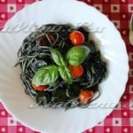 Spaghete cu pesto, măsline și roșii de cireșe