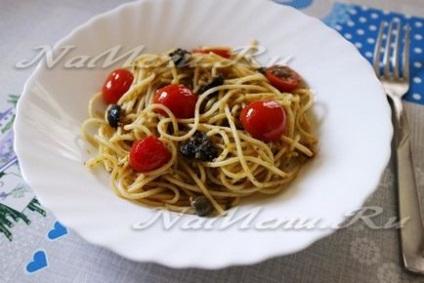 Спагеті з песто, маслинами і помідорами чері