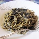 Spaghete cu pesto, măsline și roșii de cireșe