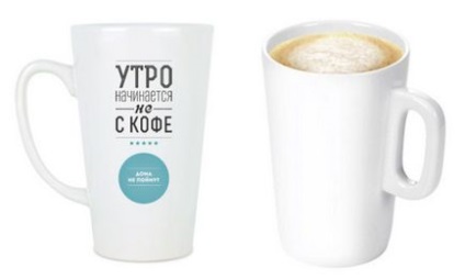 Un pahar pentru latte, ochelari, cupe și cani pentru cafea latte